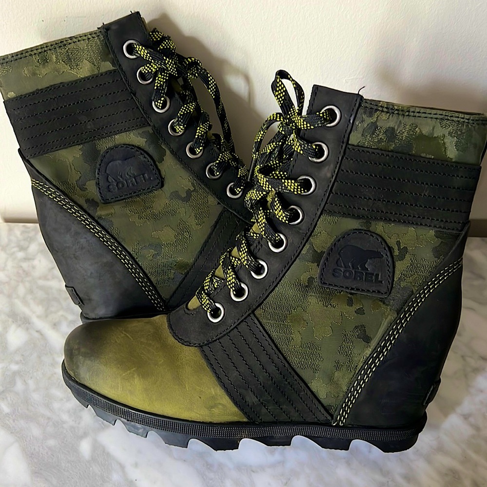 Sorel Size 9 Camo Wedge Heel Boots